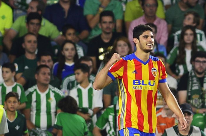 Ekspresi kegembiraan gelandang Valencia, Goncalo Guedes, saat merayakan gol yang ia cetak ke gawang Real Betis dalam laga La Liga Spanyol 2017-2018 di Stadion Benito Villamarin, Sevilla, Spanyol, pada Minggu (15/10/2017).