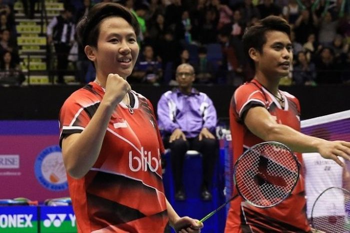 Pasangan ganda campuran Indonesia, Tontowi Ahmad/Liliyana Natsir, merayakan kemenangan seusai mengatasi rekan senegara, Praveen Jordan/Debby Susanto 21-19, 21-17, pada laga yang berlangsung di Hong Kong Coliseum, Minggu (27/11/2016).