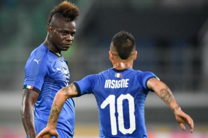 Mario Balotelli (kiri) seusai mencetak gol timnas Italia ke gawang Arab Saudi dalam laga uji coba.