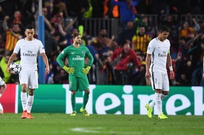 Para pemain Paris Saint-Germain tampak terpukul setelah pemain Barcelona, Sergi Roberto, berhasil menyarangkan gol keenam timnya di injury time laga leg II Babak 16 Besar Liga Champions di Camp Nou pada 8 Maret 2017.