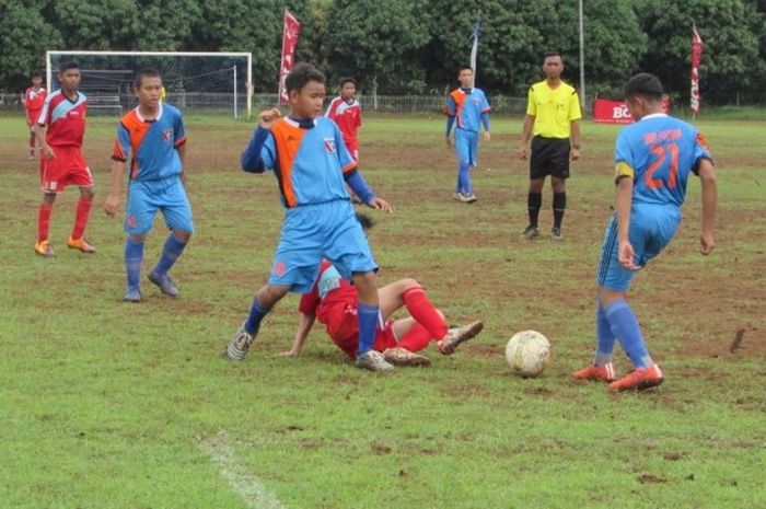 ASIOP (merah) sukses menaklukkan Putra Citra Muda 2-0 pada lanjutan pekan ke-7 Liga BOLA U-13 Wilayah Barat.