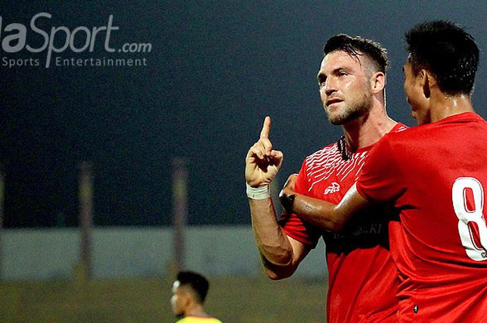 Penyerang Persija Jakarta, Marco Simic, melakukan selebrasi seusai mencetak gol ke gawang Kedah FA dalam laga hari kedua Suramadu Super Cup 2018 di Stadion Gelora Bangkalan, Jawa Timur, Selasa (09/01/2018) malam.