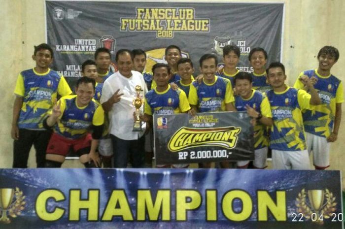 Fan klub Indobarca Solo, juara pertama turnamen FFL di Karanganyar bersama Bupati Karanganyar, Drs. Juliyatmono.