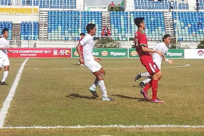 Gelandang timnas U-19 Indonesia, Syahrial Abimanyu (tengah) saat berada di area pertahanan timnas U-19 Thailand pada semifinal Piala AFF U-18 2017 di Stadion Thuwunna, Yangon, Myanmar, Jumat (15/9/2017). 