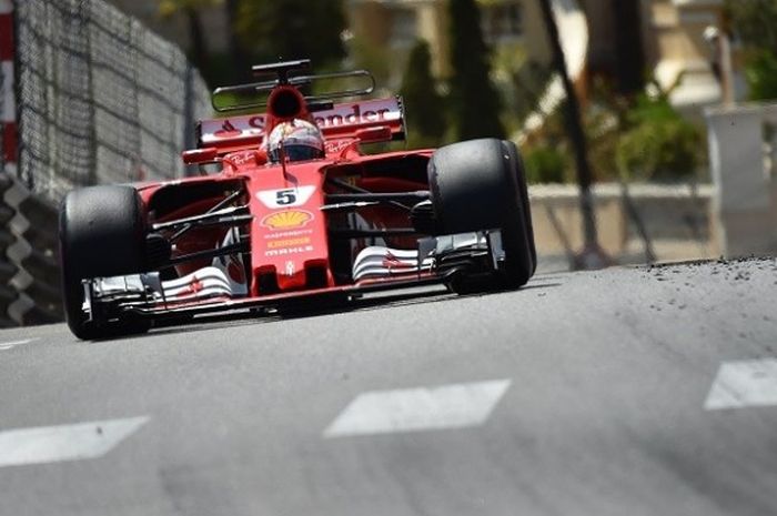 Pebalap Ferrari asal Jerman, Sebastian Vettel, memacu mobil pada balapan GP Monaco yang berlangsung di sirkuit jalan raya Monaco, Minggu (28/5/2017).
