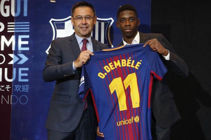 Ousmane Dembele (kanan) menjalani sesi perkenalan bersama Barcelona, Senin (28/8/2017).