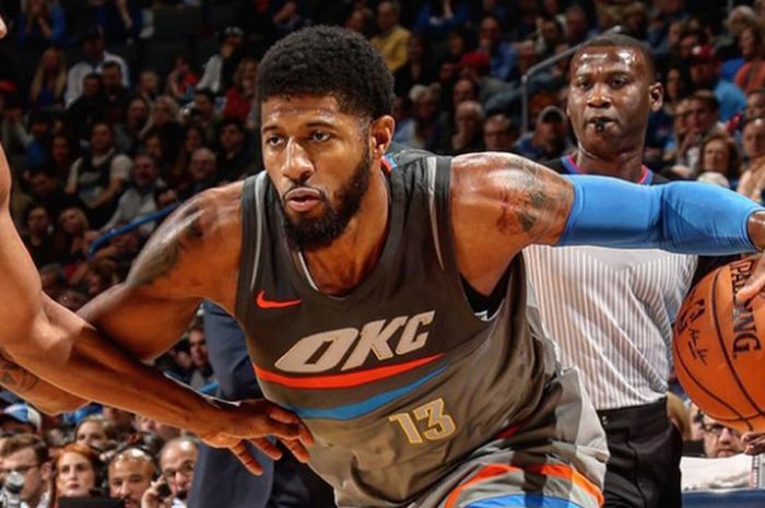 Aksi salah satu pemain bintang Oklahoma City Thunder, Paul George, pada gelaran NBA musim 2017/2018.