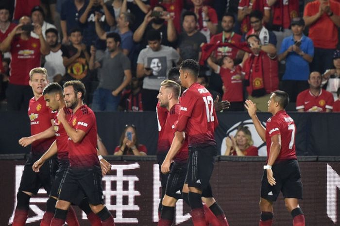   Penyerang Manchester United, Alexis Sanchez (kanan), merayakan golnya ke gawang AC Milan dalam laga International Champions Cup di StubHub Center, Carson, California, Amerika Serikat pada 26 Juli 2018.  