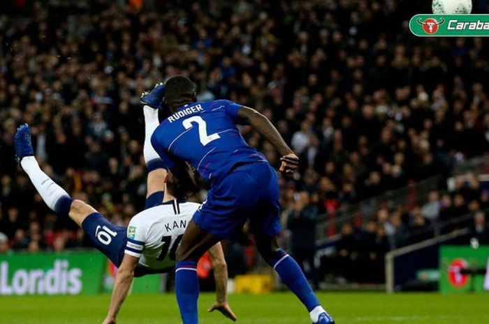 Penyerang Tottenham Hotspur, Harry Kane (kiri), melepaskan tendangan salto dalam laga leg pertama semifinal Piala Liga Inggris melawan Chelsea di Stadion Wembley, London pada 8 Januari 2019.