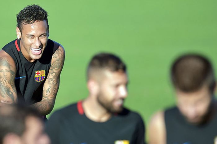 Penyerang Barcelona, Neymar, tertawa lepas saat berlatih di Universitas Barry, di Miami, Florida, AS, pada 27 Juli 2017, dua hari menjelang laga melawan Real Madrid dalam ajang International Champions Cup 2017.