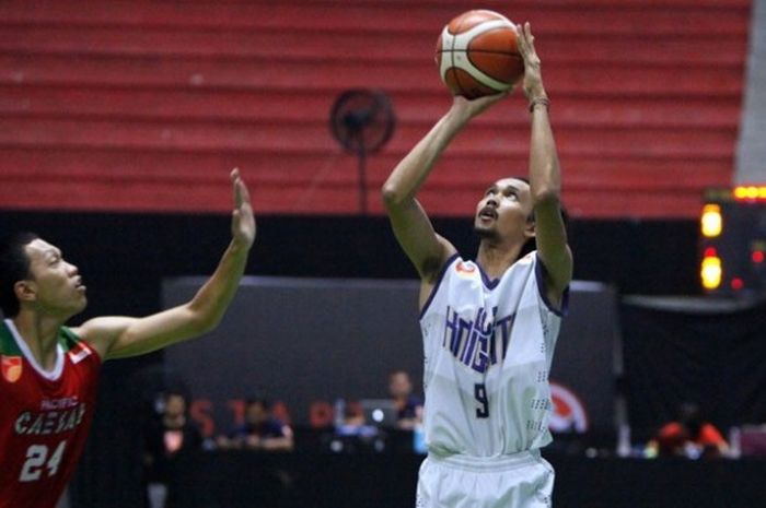 Pemain CLS Knights Surabaya, Sandy Febiansyah sedang berusaha memasukkan bola pada lanjutan seri III IBL di GOR Amongrogo, Yogyakarta, Selasa (23/2/2016).