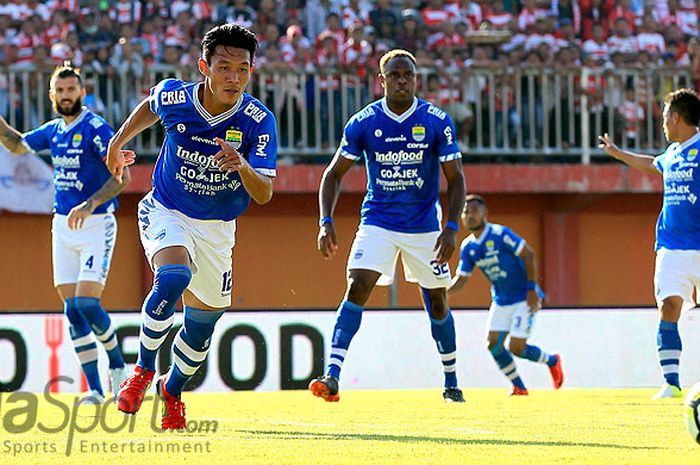 Pemain belakang Persib Bandung, Henhen Herdiana, mengejar bola saat tampil melawan Madura United.