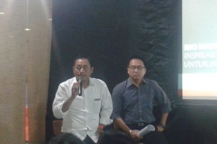 Pengamat Formula 1, M. Wahab S. (kiri) dan Roy Daroyni dalam konferensi pers di Bloeming Bar & Resto fX Sudirman Jakarta, Selasa (19/4/2016).
