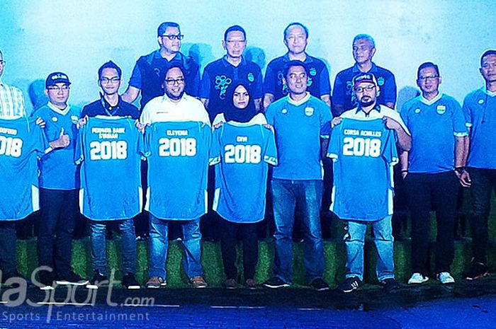 Perwakilan ‎manajemen PT PBB berfoto bersama sponsor Persib untuk musim 2018 di Graha Persib, Jalan Sulanjana, Kota Bandung, Sabtu (16/3/2018).