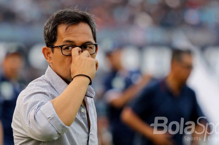 Ekspresi Pelatih Persela, Aji Santoso, saat masih melatih Arema FC.