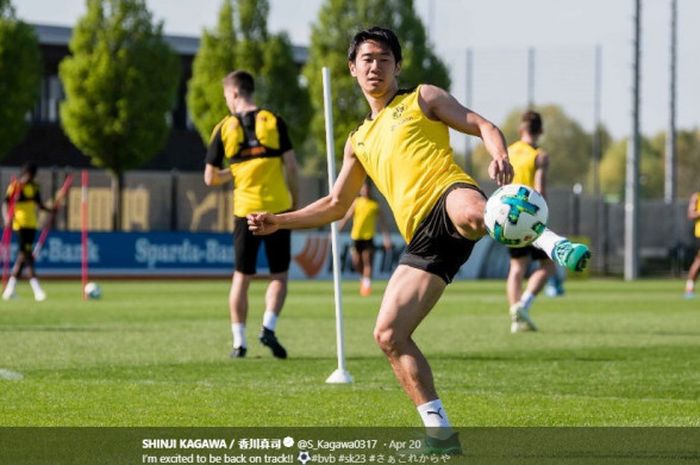 eks-gelandang Manchester United, Shinji Kagawa berlatih dengan rekannya di Borussia Dortmund pada 20