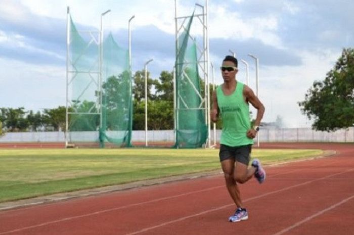 Atlet Sumsel Jauhari Johan saat sesi latihan di Stadion Atletik Palembang, Rabu (3/1/2018). 