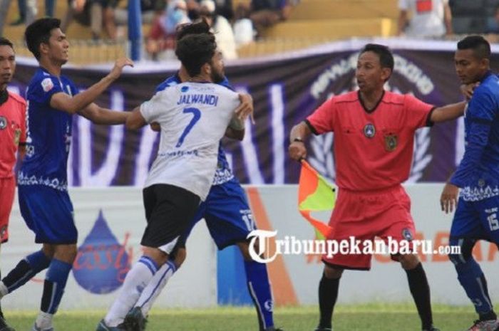Jalwandi, eks pemain Cilegon United saat menghadapi PSPS Riau.