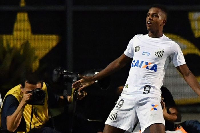 Pemain Santos, Rodrygo, merayakan gol yang dicetak ke gawang Nacional dalam laga Copa Libertadores di Stadion Arena Pacaembu, Sao Paulo, Brasil pada 15 Maret 2018.