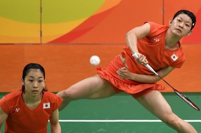 Pasangan ganda putri China, Misaki Matsutomo/Ayaka Takahashi, sedang mengembalikan kok ketika menghadapi Vivian Kah Mun Hoo/Khe Wei Woon (Malaysia) pada babak perempat final Olimpiade Rio. Matsutomo/Takahashi menang 21-16, 18-21, 21-19 di Riocentro Pavilion 4, Rio de Janeiro, Senin (15/8/2016).