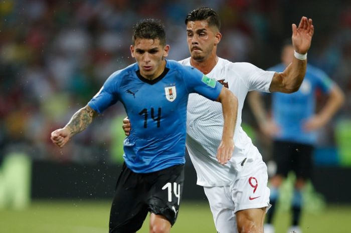 Gelandang timnas Uruguay, Lucas Torreira, berduel dengan penyerang Portugal, Andre Silva, dalam laga babak 16 besar Piala Dunia 2018, Sabtu (30/6/2018) di Fisht Stadium, Sochi.