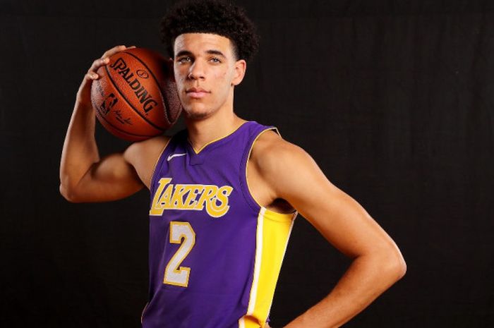 Pebasket musim pertama alias rookie Los Angeles Lakers, Lonzo Ball, berpose dalam sesi photo shoot para Rookie NBA 2017 di MSG Training Center, Greenburgh, New York, Amerika Serikat (AS), Jumat (11/8/2017).