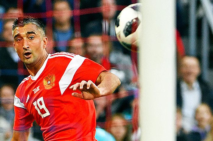 Gelandang timnas Rusia, Alexander Samedov, mencetak gol ke gawang Turki dalam laga uji coba di VEB Arena, pada 5 Juni 2018.