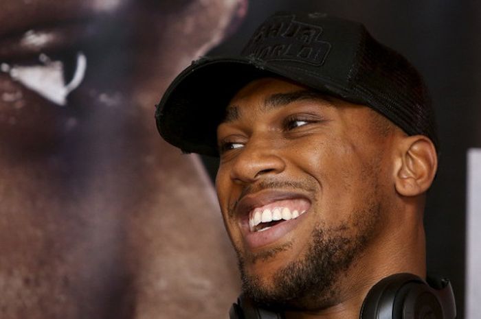 Petinju asal Inggris, Anthony Joshua, saat menghadiri konferensi pers di Principality Stadium, Cardiff, Wales, 11 September 2017.