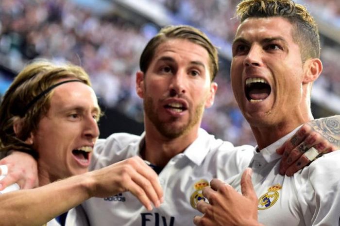 Sergio Ramos (tengah) bersama Luka Modric dan Cristiano Ronaldo saat merayakan gol Real Madrid ke gawang Atletico Madrid dalam partai Liga Champions di Santiago Bernabeu, 2 Mei 2017.