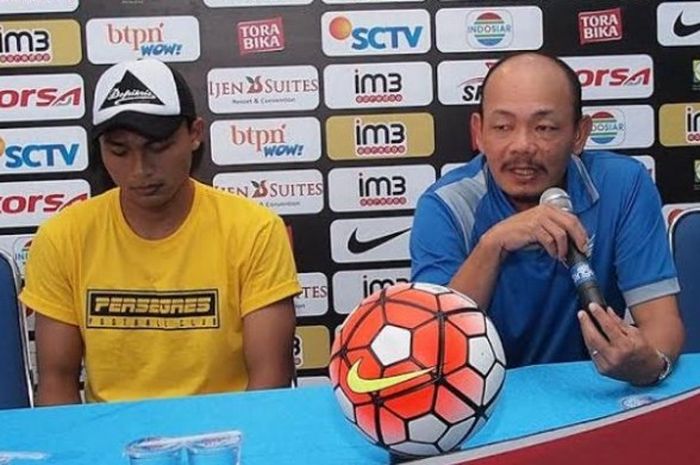 Pelatih Persegres, Liestiadi memberikan keterangan kepada media menjelang laga kontra Arema, Jumat (26/5/2016). 