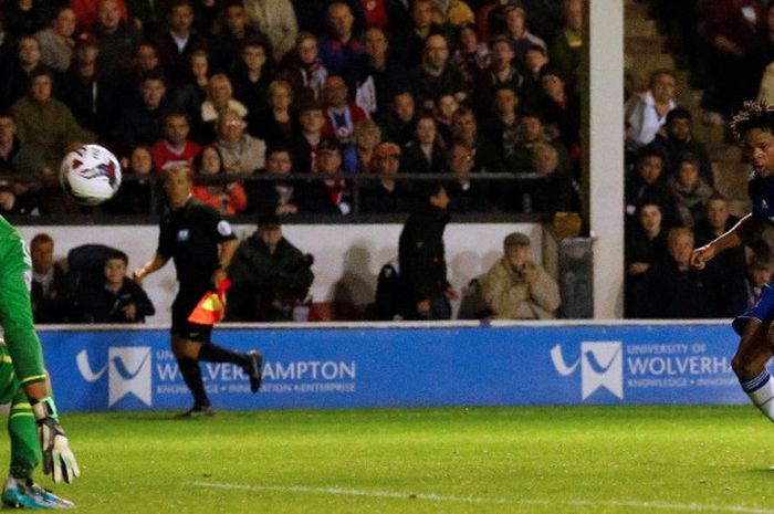 Penyerang Chelsea, Loic Remy (kanan), menjebol gawang Walsall yang dikawal Neil Etheridge dalam laga ronde ketiga Piala Liga Inggris di The Banks's Stadium, Walsall pada 23 September 2015.