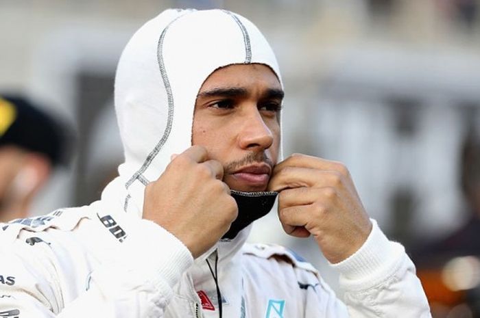 Lewis Hamilton dari tim Mercedes GP tengah bersiap untuk balapan di Abu Dhabi Formula One Grand Prix di Yas Marina Ciruit, 27 November 2016. 