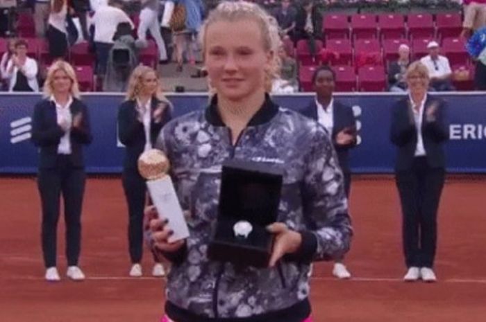 Katerina Siniakova menerima penghargaan setelah menjuarai Ericsson Open 2017 (30/7/2017).