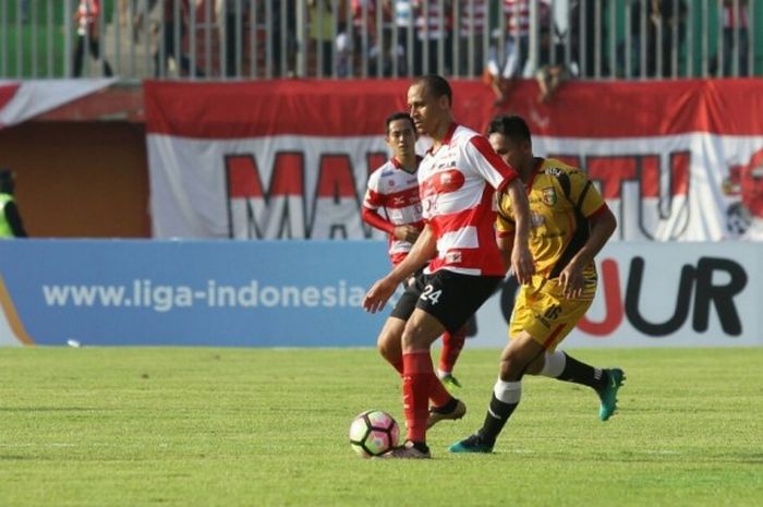 Aksi marquee player Madura United, Peter Odemwingie (kiri), pada laga pekan ketiga Liga 1 musim 2017 kontra Mitra Kukar di di Stadion Gelora Ratu Pamelingan, Pamekasan, Jumat (28/4/2017).