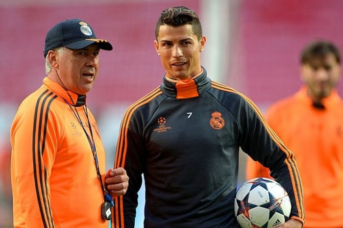 Carlo Ancelotti dan Cristiano Ronaldo dalam sesi latihan Real Madrid jelang final Liga Champions melawan Atletico Madrid, 23 Mei 2014.
