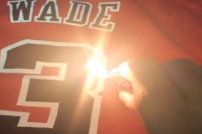 Reaksi fan Chicago Bulls saat mengetahui Dwyane Wade pindah ke Cleveland Cavaliers.