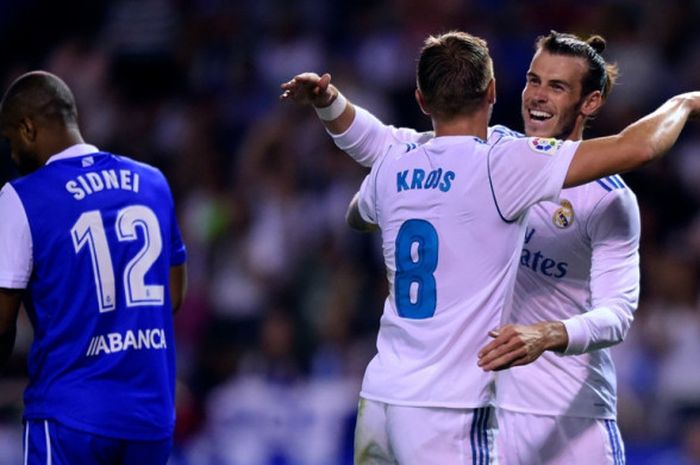 Gelandang Real Madrid, Toni Kroos, merayakan golnya bersama Gareth Bale dalam laga Liga Spanyol kontra Deportivo La Coruna di Stadion Municipal de Riazor, La Coruna, pada 20 Agustus 2017.