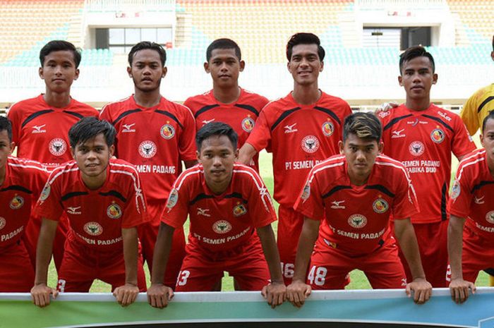 Tim Semen Padang U-19 berpose menjelang laga Liga 1 U-19 melawan PS TNI U-19 dalam laga Liga 1 U-19 pada Minggu (30/7/2017).