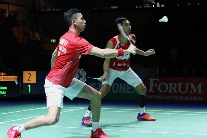 Pasangan ganda putra nasional, Fajar Alfian (kiri)/Muhammad Rian Ardianto, mengembalikan shuttlecock dari lawan mereka, Takuto Inoue/Yuki Kaneko (Jepang), pada laga final turnamen Jerman Terbuka 2018 di Innogy Sporthalle, Mulheim an der Ruhr, Jerman, Minggu (11/3/2018).