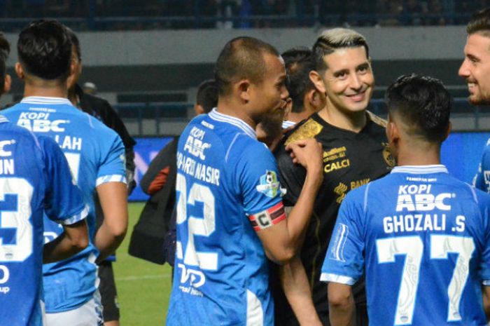 Esteban Vizcarra berada di tengah para pemain Persib Bandung di Stadion Gelora Bandung Lautan Api, Kota Bandung, Sabtu (4/8/2018).   