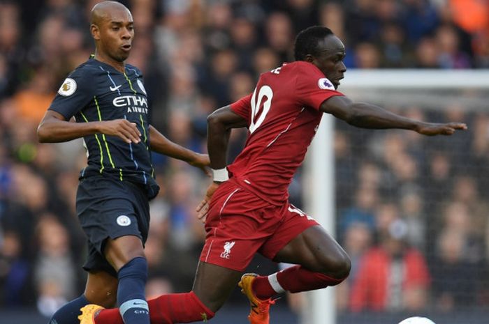  Pemain Liverpool, Sadio Mane, berusaha melewati hadangan gelandang Manchester City, Fernandinho, pada laga lanjutan Liga Inggris di Stadion Anfield, Minggu (7/10/2018) malam WIB. 