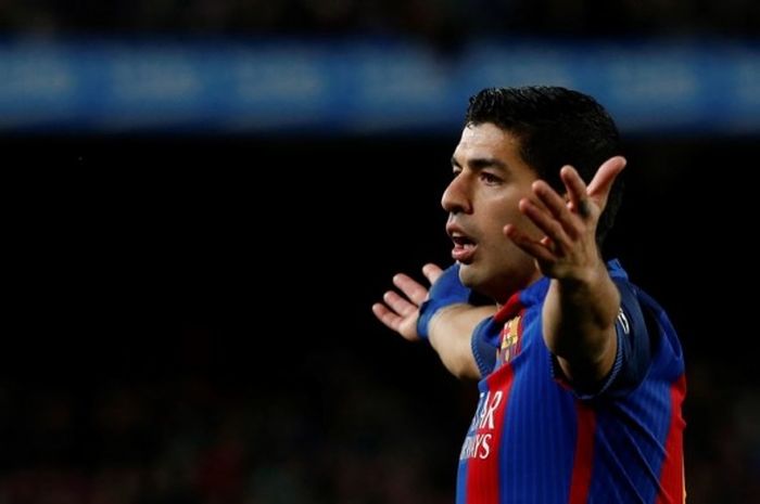 Luis Suarez menunjukkan reaksi terhadap keputusan wasit saat Barcelona melawan Atletico Madrid pada partai semifinal kedua Copa del Rey di Stadion Camp Nou, Selasa (7/2/2017).