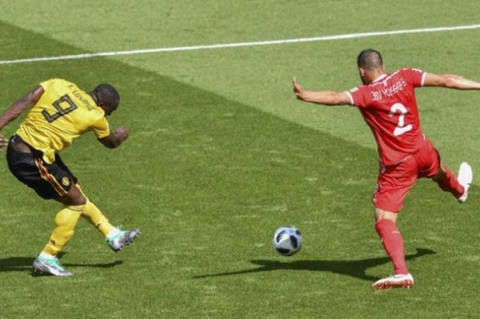  Penyerang Belgia, Romelu Lukaku, melepas tembakan ke arah gawang Tunisia pada pertandingan Grup G Piala Dunia 2018 di Moskwa, 23 Juni 2018.  