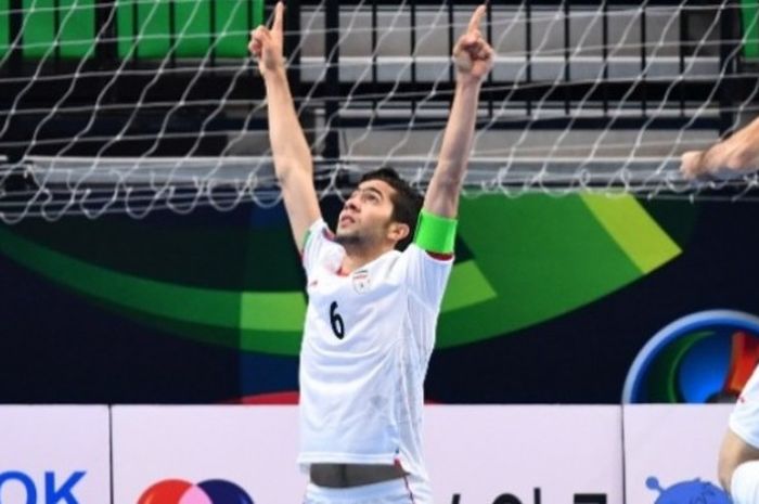 Kapten sekaligus pemain bertahan tim futsal U-20 Iran, Touhid Lotfi merayakan kemenangan atas Thailand pada semifinal Kejuaraan Futsal Asia U-20 edisi 2017 di Bangkok Arena, Rabu (24/5/2017).