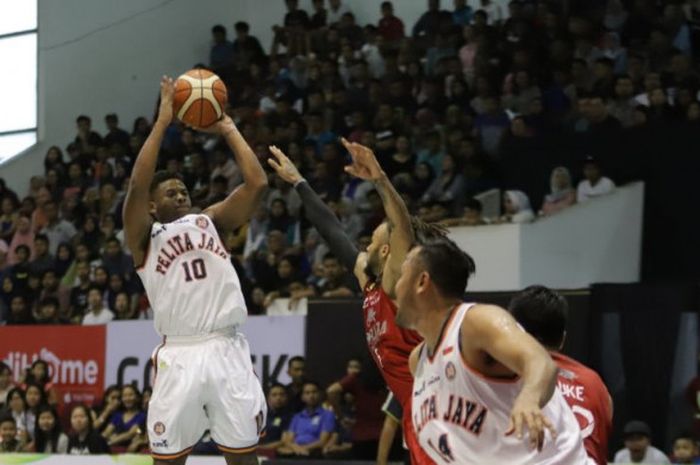 Pemain asing Pelita Jaya Jakarta, Wayne Bradford (jersey putih), melepas tembakan saat menjalani laga melawan Garuda Bandung pada Seri VIII IBL Pertalite 2017-2018 di GOR Bima Sakti, Malang, Jawa Timur, Minggu (25/2/2018).