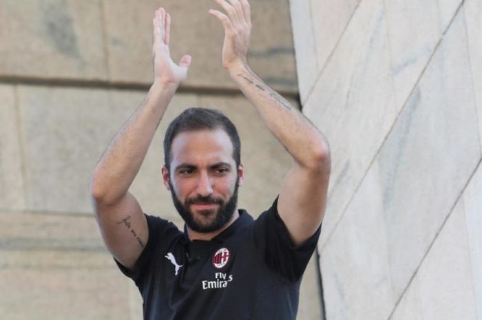 Pemain baru AC Milan, Gonzalo Higuain, menyapa fans saat diperkenalkan di balkon Piazza Duomo, Milan, 3 Agustus 2018.