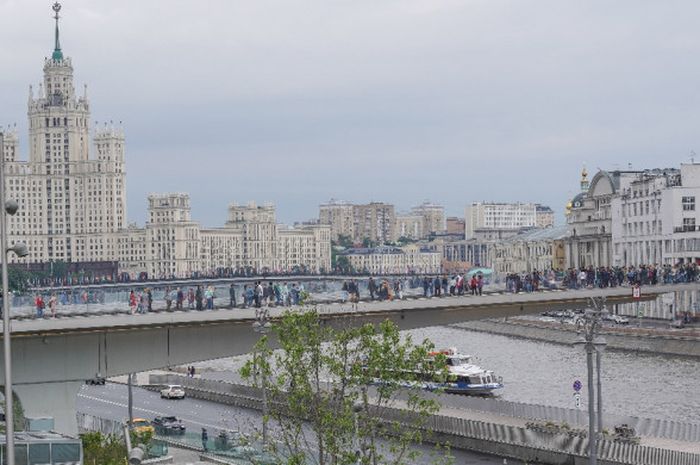 Salah satu fitur utama Zaryadye Park, River Overlook, suatu jembatan melengkung sepanjang 70 meter yang menggantung di atas Sungai Moskwa. Hotel Ukraina terlihat mendominasi langit di belakang jembatan tersebut.