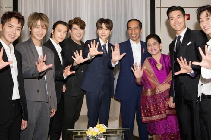 Presiden Jokowi dan ibu negara Indonesia bersama para member Super Junior