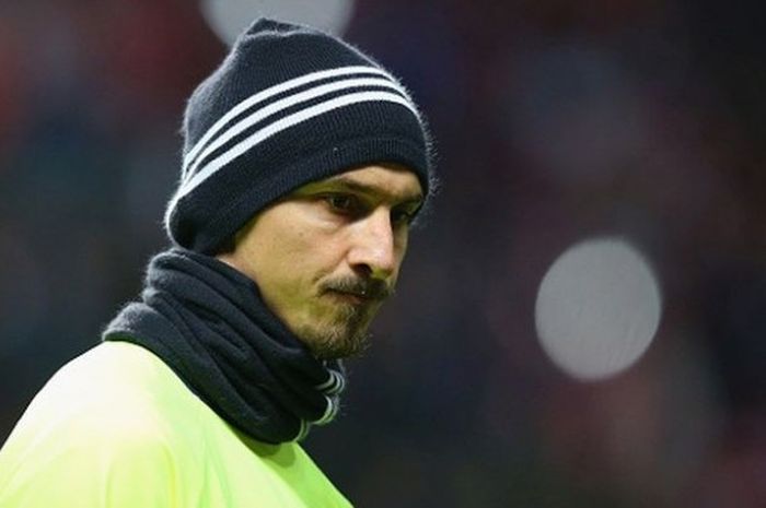 Zlatan Ibrahimovic sedang melakukan pemanasan bersama tim nasional Swedia jelang pertandingan kualifikasi Europ 2016 kontra Denmark di Parken Stadium, Copenhagen, Denmark, 17 November 2015.