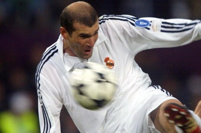Gelandang Real Madrid, Zinedine Zidane, melepaskan tendangan voli yang menentukan kemenangan timnya atas Bayer Leverkusen di final Liga Champions 2001-2002 di Hampden Park, Glasgow, Skotlandia, pada 15 Mei 2002.